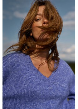 Sweter z dekoltem w serek niebieski ze sklepu Moodo.pl w kategorii Swetry damskie - zdjęcie 187301746