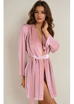 Różowy szlafrok damski krótki Nolesan, Kolor róż pudrowy, Rozmiar L/XL, LivCo Corsetti Fashion - id: 157264 - marki Livia Corsetti - 187302446 Różowy szlafrok damski krótki Nolesan, Kolor róż pudrowy, Rozmiar L/XL, LivCo Corsetti Fashion ze sklepu Intymna w kategorii Szlafroki damskie - zdjęcie 187302446