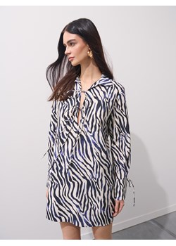 Mohito - Sukienka mini w zwierzęcy wzór - biały - id: 323GV-00P - marki Mohito - 187304117 Mohito - Sukienka mini w zwierzęcy wzór - biały ze sklepu Mohito w kategorii Sukienki - zdjęcie 187304117