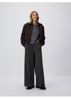 Reserved - Spodnie wide leg z kantem - ciemnoszary - id: 960BU-90M - marki Reserved - 187304909 Reserved - Spodnie wide leg z kantem - ciemnoszary ze sklepu Reserved w kategorii Spodnie damskie - zdjęcie 187304909