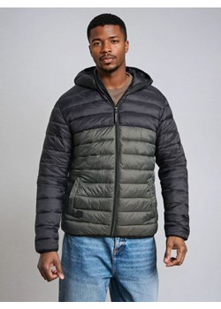 Sinsay - Pikowana kurtka puffer z kapturem - khaki - id: 6944C-87X - marki Sinsay - 187306086 Sinsay - Pikowana kurtka puffer z kapturem - khaki ze sklepu Sinsay w kategorii Kurtki męskie - zdjęcie 187306086