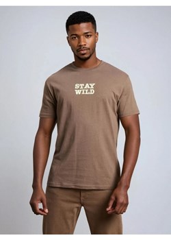 Sinsay - Bawełniana koszulka z napisem - brązowy - id: 834GP-84X - marki Sinsay - 187306106 Sinsay - Bawełniana koszulka z napisem - brązowy ze sklepu Sinsay w kategorii T-shirty męskie - zdjęcie 187306106