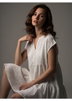 Sinsay - Ażurowa sukienka mini babydoll - biały - id: 916AL-00X - marki Sinsay - 187306117 Sinsay - Ażurowa sukienka mini babydoll - biały ze sklepu Sinsay w kategorii Sukienki - zdjęcie 187306117