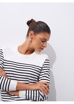 Mohito - Wzorzysty sweter z wiskozą - kremowy - id: 418EQ-01P - marki Mohito - 187308097 Mohito - Wzorzysty sweter z wiskozą - kremowy ze sklepu Mohito w kategorii Swetry damskie - zdjęcie 187308097