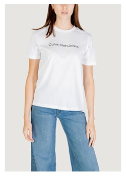Calvin Klein Jeans T-Shirt A- INST. LOGO CLASSI Biały Casual Fit - id: 0000305606051 - marki Calvin Klein - 187314066 Calvin Klein Jeans T-Shirt A- INST. LOGO CLASSI Biały Casual Fit ze sklepu MODIVO w kategorii Bluzki damskie - zdjęcie 187314066
