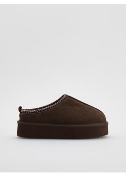 Reserved - Zamszowe chodaki na platformie - ciemnobrązowy - id: 170FF-89X - marki Reserved - 187314997 Reserved - Zamszowe chodaki na platformie - ciemnobrązowy ze sklepu Reserved w kategorii Kapcie damskie - zdjęcie 187314997