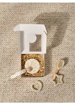 Sinsay - Zestaw prezentowy: uchwyt na smoczek, gryzak, szczoteczka i rekwizyt do zdjęć - kremowy ze sklepu Sinsay w kategorii Zabawki - zdjęcie 187316006