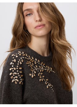 Reserved - Sweter z ozdobnymi aplikacjami - ciemnobrązowy - id: 660HO-89M - marki Reserved - 187316655 Reserved - Sweter z ozdobnymi aplikacjami - ciemnobrązowy ze sklepu Reserved w kategorii Swetry damskie - zdjęcie 187316655