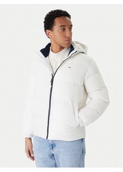 Tommy Jeans Kurtka puchowa Essential DM0DM19786 Biały Regular Fit - id: 0000305361165 - marki Tommy Jeans - 187319845 Tommy Jeans Kurtka puchowa Essential DM0DM19786 Biały Regular Fit ze sklepu MODIVO w kategorii Kurtki męskie - zdjęcie 187319845