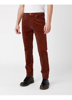 MĘSKIE SPODNIE MATERIAŁOWE WRANGLER GREENSBORO GINGER W15QA2A15 112141183 ze sklepu YouNeedit.pl w kategorii Spodnie męskie - zdjęcie 187321416