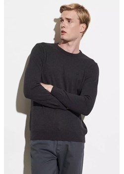 WRANGLER CREW KNIT MĘSKI SWETER KLASYCZNY LOGO DARK GREY MEL W8A02PX06 112132349 ze sklepu YouNeedit.pl w kategorii Swetry męskie - zdjęcie 187321429