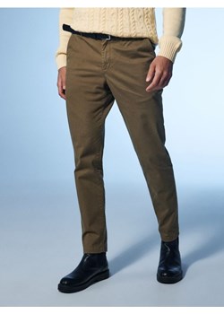 Sinsay - Eleganckie spodnie chino z paskiem - brązowy ze sklepu Sinsay w kategorii Spodnie męskie - zdjęcie 187322596