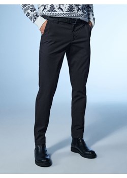 Sinsay - Eleganckie spodnie chino z paskiem - czarny ze sklepu Sinsay w kategorii Spodnie męskie - zdjęcie 187322597