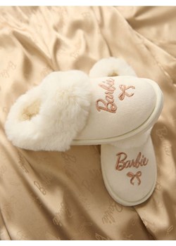 Sinsay - Kapcie z futerkiem Barbie - kremowy ze sklepu Sinsay w kategorii Kapcie dziecięce - zdjęcie 187322616