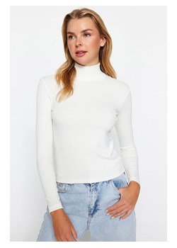 trendyol Koszulka w kolorze białym - id: 17812452 - marki Trendyol - 187323366 trendyol Koszulka w kolorze białym ze sklepu Limango Polska w kategorii Bluzki damskie - zdjęcie 187323366