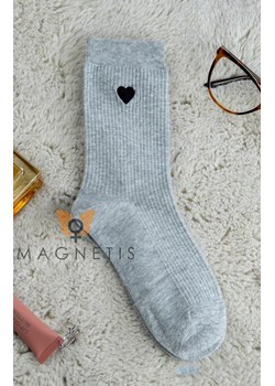 Szare skarpetki w prążek z serduszkiem YN-5038, Kolor szary, Rozmiar uniwersalny, Magnetis ze sklepu Intymna w kategorii Skarpetki damskie - zdjęcie 187324405