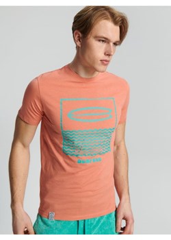Sinsay - Koszulka z nadrukiem - pomarańczowy ze sklepu Sinsay w kategorii T-shirty męskie - zdjęcie 187329186