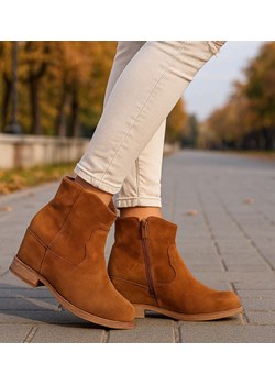 Karmelowe botki damskie na niskim koturnie /J6-2 H2 18425 T288/ ze sklepu Pantofelek24.pl w kategorii Botki - zdjęcie 187329288