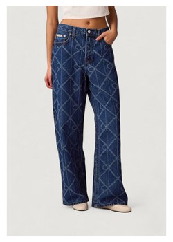Calvin Klein Jeans Jeansy LOW RISE BAGGY CK AT Niebieski Baggy Fit - id: 0000305359230 - marki Calvin Klein - 187329628 Calvin Klein Jeans Jeansy LOW RISE BAGGY CK AT Niebieski Baggy Fit ze sklepu MODIVO w kategorii Jeansy damskie - zdjęcie 187329628