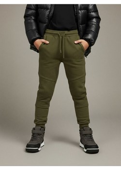 Sinsay - Spodnie slim z ozdobnymi przeszyciami - khaki ze sklepu Sinsay w kategorii Spodnie chłopięce - zdjęcie 187333309