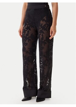 Guess Spodnie materiałowe O5BB00 W4700 Czarny Regular Fit ze sklepu MODIVO w kategorii Spodnie damskie - zdjęcie 187333376