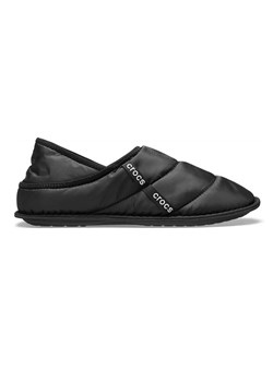 Crocs Kapcie &quot;Neo Puff&quot; w kolorze czarnym ze sklepu Limango Polska w kategorii Kapcie damskie - zdjęcie 187334359