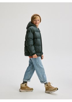 Reserved - Ocieplana kurtka z kapturem - ciemnozielony ze sklepu Reserved w kategorii Kurtki chłopięce - zdjęcie 187336927