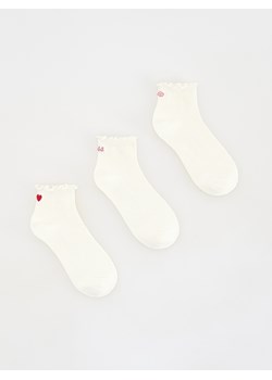 Reserved - Skarpetki z haftem 3 pack - złamana biel ze sklepu Reserved w kategorii Skarpetki damskie - zdjęcie 187337027