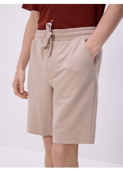 Reserved - Dresowe szorty regular fit - beżowy ze sklepu Reserved w kategorii Spodenki męskie - zdjęcie 187337136