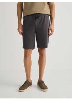 Reserved - Dresowe szorty regular fit - ciemnoszary ze sklepu Reserved w kategorii Spodenki męskie - zdjęcie 187337148