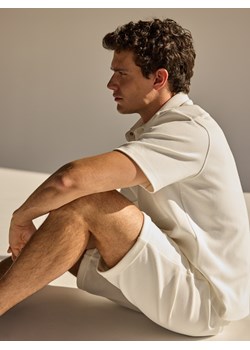 Reserved - Dresowe szorty regular fit - złamana biel ze sklepu Reserved w kategorii Spodenki męskie - zdjęcie 187338318