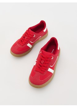Reserved - Sneakersy z imitacji zamszu - czerwony ze sklepu Reserved w kategorii Buty sportowe dziecięce - zdjęcie 187340038