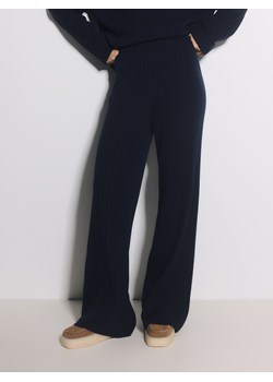 Reserved - Dzianinowe spodnie w prążek - granatowy ze sklepu Reserved w kategorii Spodnie damskie - zdjęcie 187340056