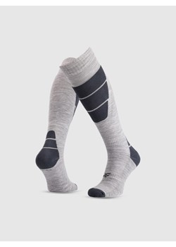 Męskie skarpety narciarskie 4F 4FWMM00UFSOM240 - szare ze sklepu Sportstylestory.com w kategorii Skarpetki męskie - zdjęcie 187343017