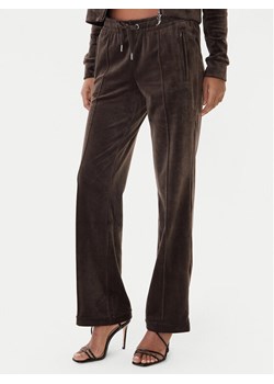 Juicy Couture Spodnie dresowe Tina JCWBJ225307 Brązowy Regular Fit ze sklepu MODIVO w kategorii Spodnie damskie - zdjęcie 187343359