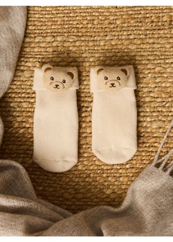 Sinsay - Prążkowane skarpetki antypoślizgowe z elementami 3D - beżowy ze sklepu Sinsay w kategorii Skarpetki dziecięce - zdjęcie 187348376