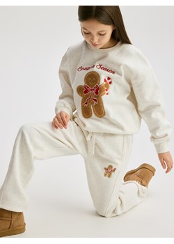 Reserved - Spodnie dresowe ze świątecznym haftem - złamana biel ze sklepu Reserved w kategorii Spodnie dziewczęce - zdjęcie 187351799