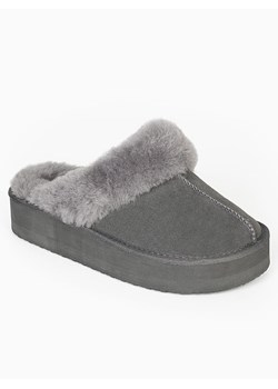 Gooce Wełniane kapcie &quot;Emeline&quot; w kolorze szarym ze sklepu Limango Polska w kategorii Kapcie damskie - zdjęcie 187357148