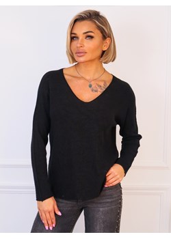 SWETER DZIANINOWY OVERSIZE Z DEKOLTEM W SEREK- CZARNY ze sklepu olika.com.pl w kategorii Swetry damskie - zdjęcie 187357357