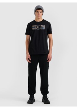 Męski t0shirtz nadrukiem 4F 4FWAW25TTSHM3139 - czarny ze sklepu Sportstylestory.com w kategorii T-shirty męskie - zdjęcie 187358699