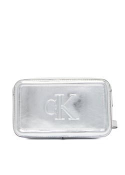 Calvin Klein Torebka Bold Ck Metallic Camera Bag LV04F3331G Srebrny ze sklepu MODIVO w kategorii Listonoszki - zdjęcie 187359366