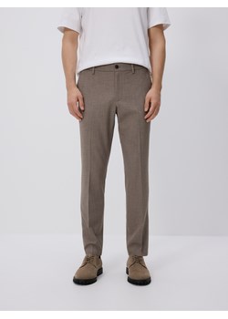 Reserved - Spodnie chino slim z wiskozą - brązowy ze sklepu Reserved w kategorii Spodnie męskie - zdjęcie 187369488