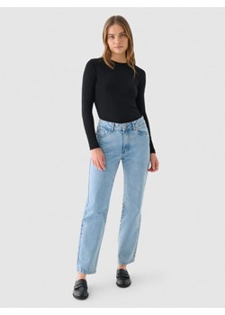 Damskie jeansy straight z prostymi nogawkami  Outhorn OTHWAW24TJNSF003 - niebieskie ze sklepu Sportstylestory.com w kategorii Spodnie damskie - zdjęcie 187376195