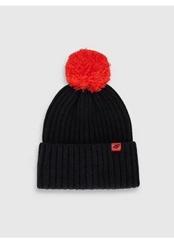 Dziecięca czapka z pomponem 4F 4FJRAW25ACAPU0745 - czarna ze sklepu Sportstylestory.com w kategorii Czapki dziecięce - zdjęcie 187376329