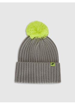 Dziecięca czapka z pomponem 4F 4FJRAW25ACAPU0745 - szara ze sklepu Sportstylestory.com w kategorii Czapki dziecięce - zdjęcie 187376335