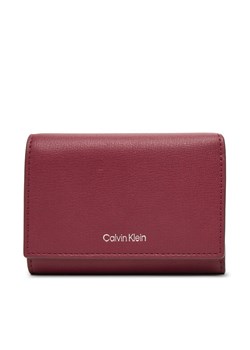 Portfel Calvin Klein Foil Logo Trifold W/ Zip Pocket LV04F1117G Różowy ze sklepu eobuwie.pl w kategorii Portfele damskie - zdjęcie 187378915