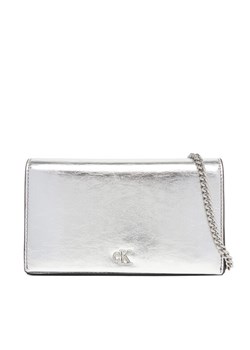 Calvin Klein Torebka Ck Metallic Wallet On Chain LV04F3320G Srebrny ze sklepu MODIVO w kategorii Kopertówki - zdjęcie 187379398