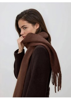 Reserved - Gładki szalik z frędzlami - brązowy ze sklepu Reserved w kategorii Szaliki i chusty damskie - zdjęcie 187381278