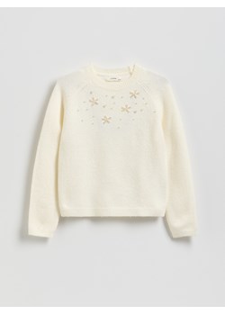 Reserved - Dzianinowy sweter z aplikacją - złamana biel ze sklepu Reserved w kategorii Swetry dziewczęce - zdjęcie 187381376