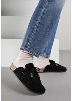 Czarne Klapki Mule z Imitacji Zamszu Zdobione Koralikami i Frędzlami Elwedena ze sklepu born2be.pl w kategorii Klapki damskie - zdjęcie 187382448